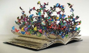 libro da cui escono farfalle colorate